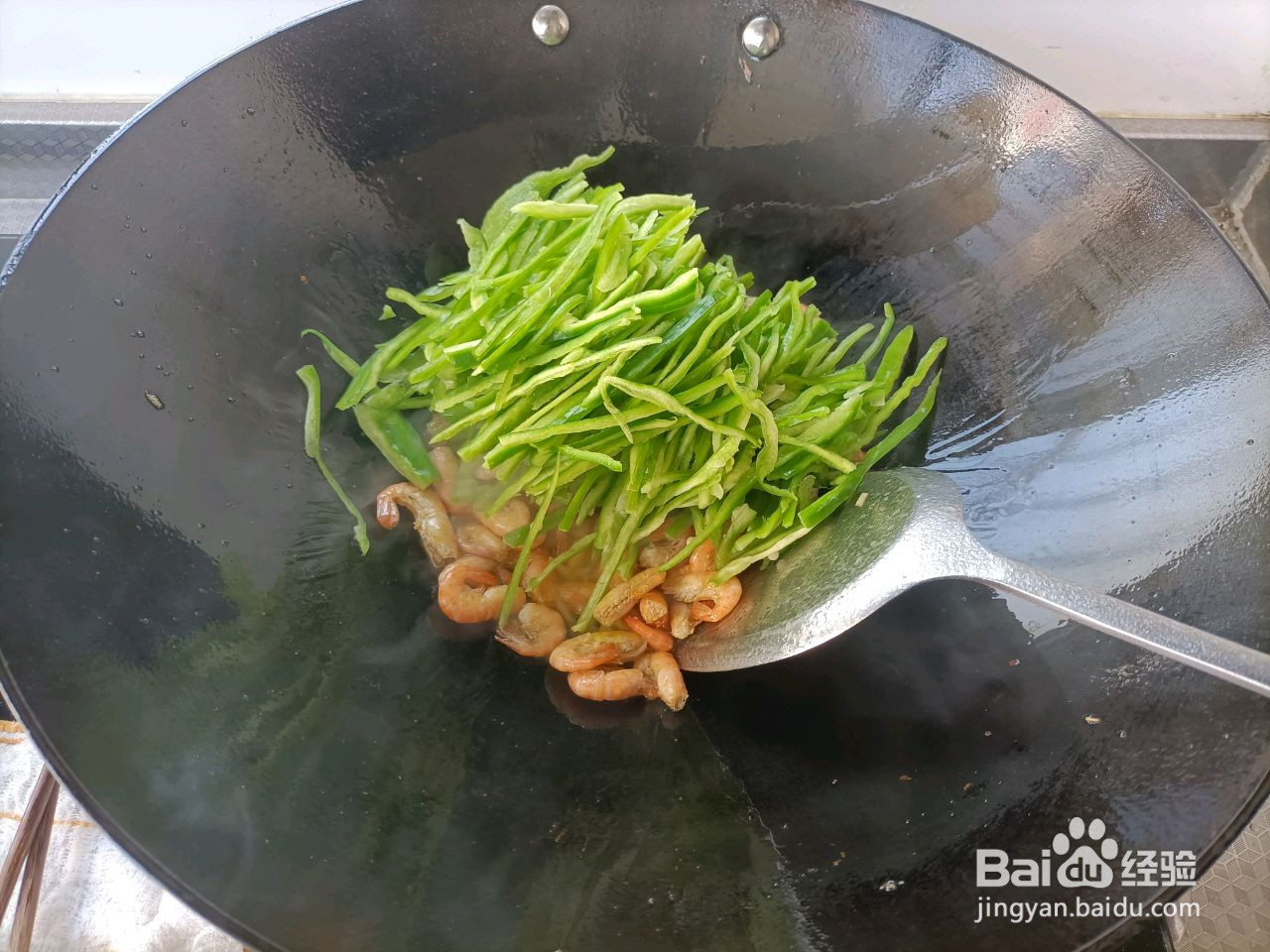 青椒炒河虾的做法