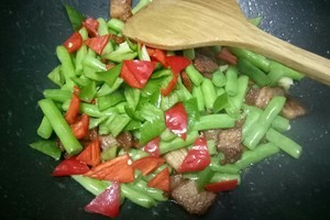 制作美味的四季豆炒肉