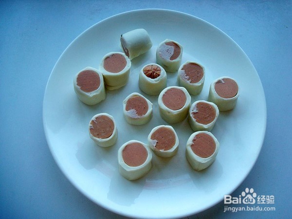 如何做美味的饺子皮卷火腿肠