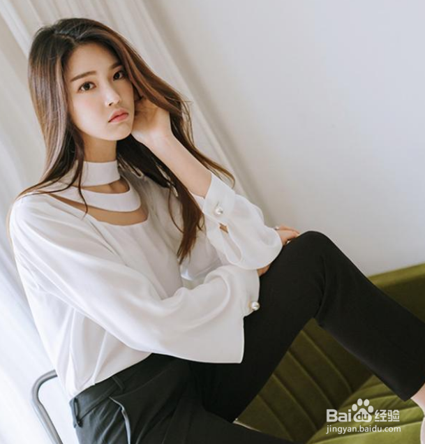 夏季穿什么款式和颜色的服装拍照显美?