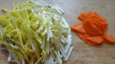 木耳炒蒜苗的做法