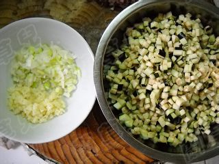 腊味茄肉生煎包