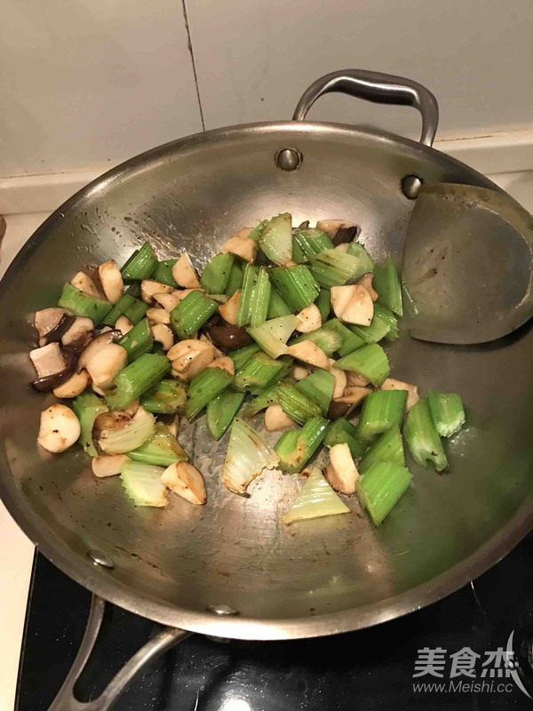 黑胡椒杏鲍菇炒西芹