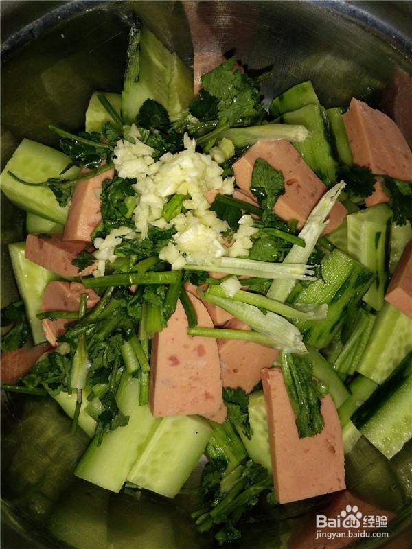 黄瓜午餐肉花生米沙拉