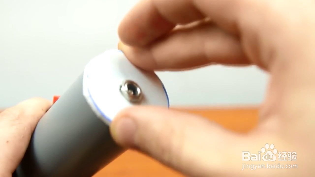 自己用管子和光盘就能做一个切割器,省钱又方便