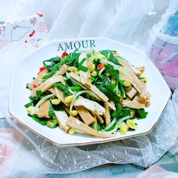 色泽鲜艳韭香豆芽炒香干