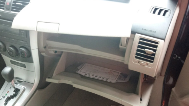 卡罗拉副驾驶储物箱怎么装上去