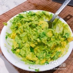 烟熏三文鱼配牛油果吐司