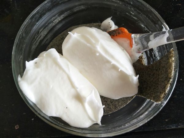 黑芝麻肉松蛋糕卷