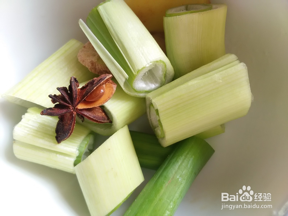 年夜饭；牛大骨炖萝卜，营养、美味