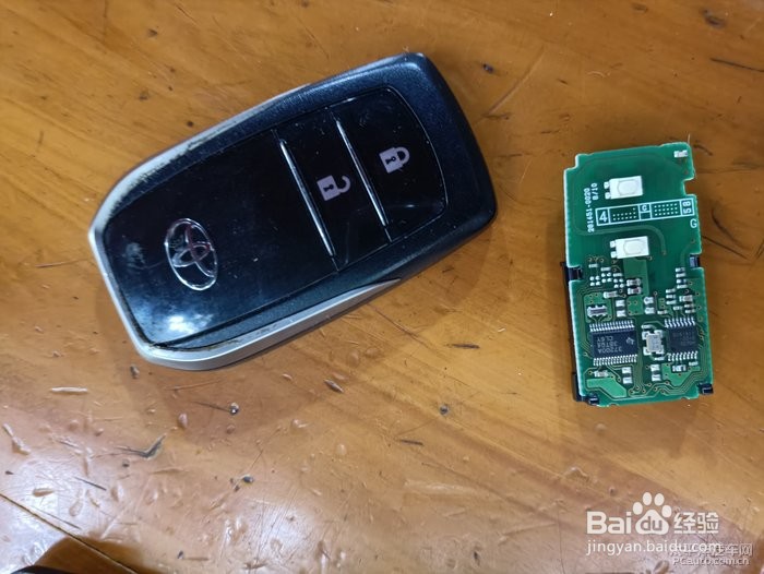 怎么换 rav 4车钥匙的电池