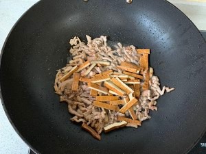 芹菜香干炒肉丝攻略