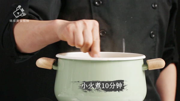 桂花红枣银耳雪梨汤