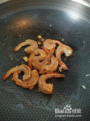 黄油虾仁炒面的做法