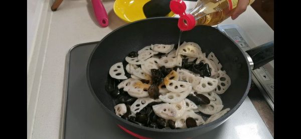 糖醋藕片炒木耳