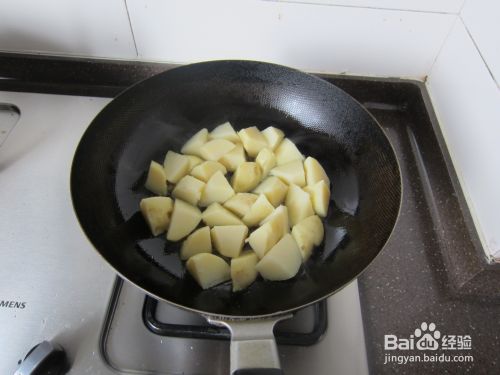 超级好吃香辣锅巴土豆的做法