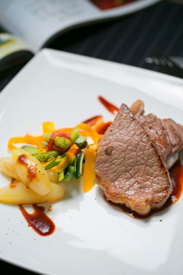 西冷牛排配烤杂菌佐黑椒汁