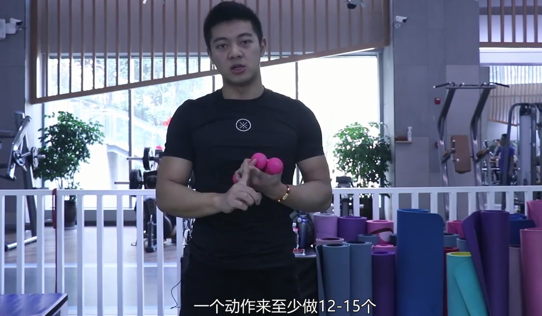 哑铃肩部热身动作教学，增强训练效果