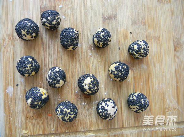黑芝麻红薯丸子