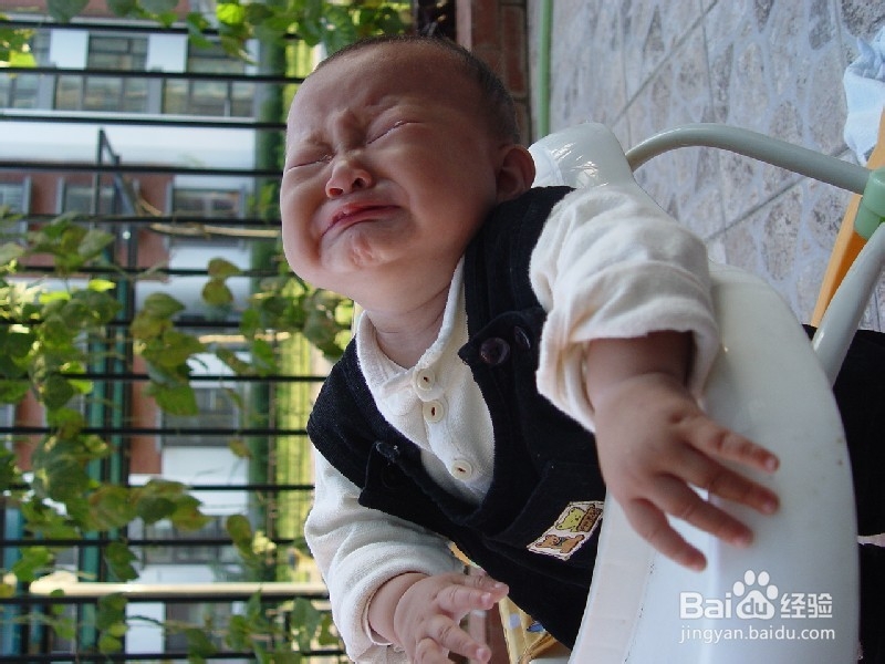 小孩子喉咙发出