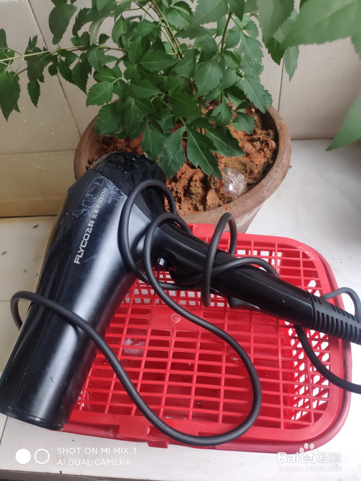 怎么样轻松去除衣服上的纸屑？