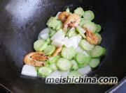 丝瓜鲜虾煮年糕