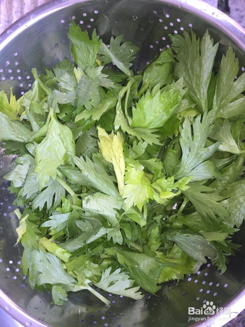 芹菜鸡蛋煎饼的家常做法