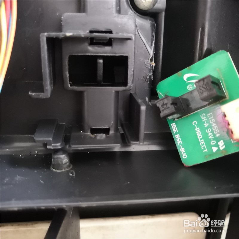 如何维修空调进风口面板不能自动关闭打开的办法