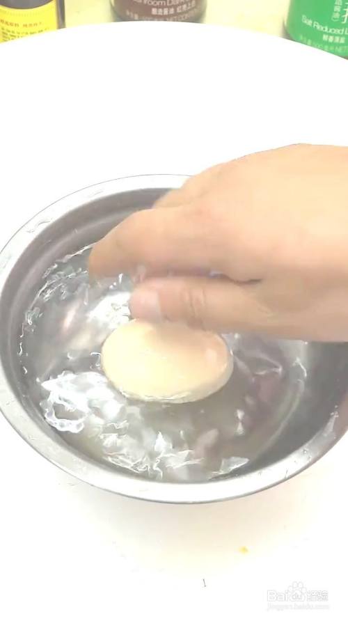 第一个步骤是鸡蛋冷冻一晚,放入水中浸泡