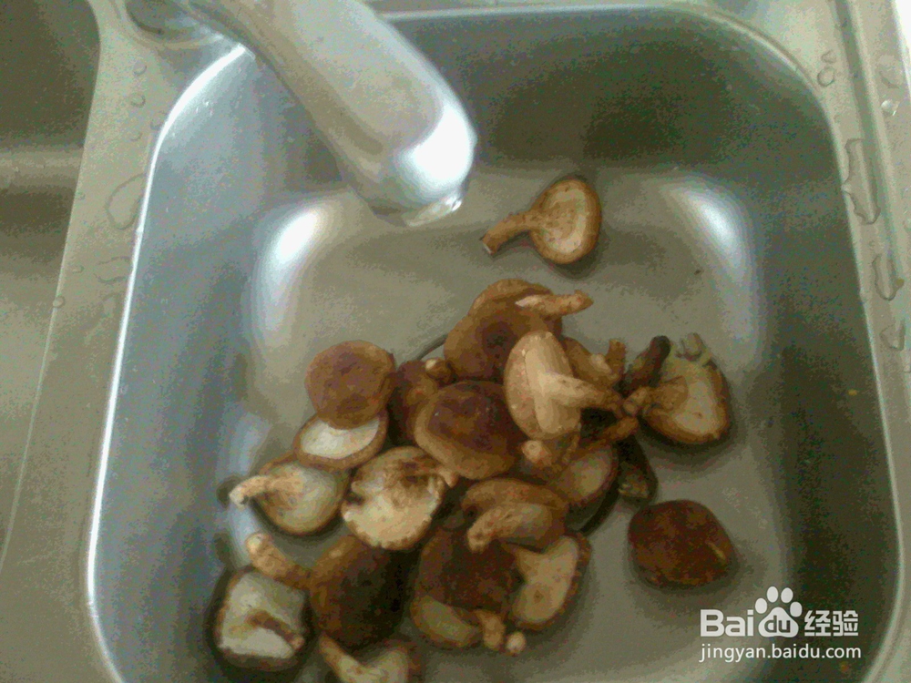 老年人怎样做好素炒香姑的备料