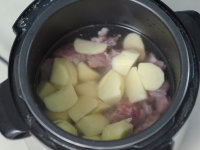懒人也能煲好汤——排骨炖土豆