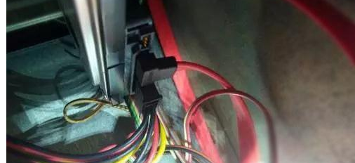 为什么电脑屏幕一闪一闪的黑屏