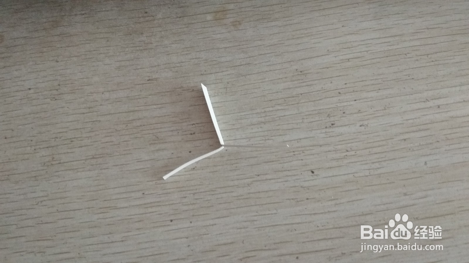 如何用一小块硬卡纸做两支中性笔的简易支架