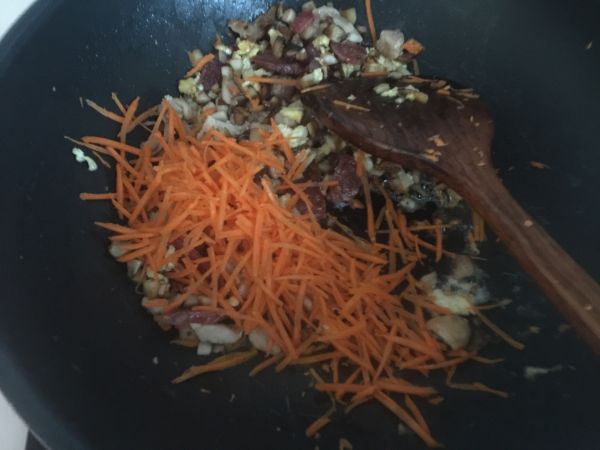鸡肉菌菇腊味炒饭
