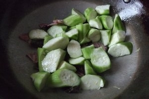 如何做出一道美味可口的火腿丝瓜炒毛豆？