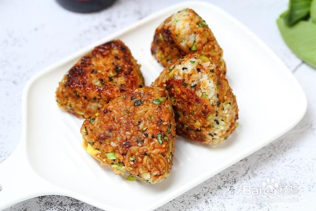 怎么做藜麦金枪鱼芝士烤饭团