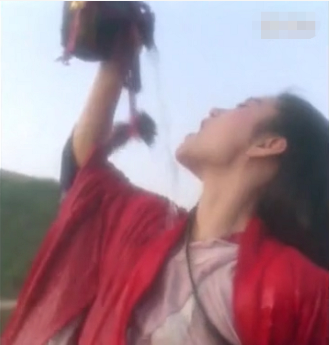 东方不败之林青霞 她在水里喝酒的剧照， 高清，大图，