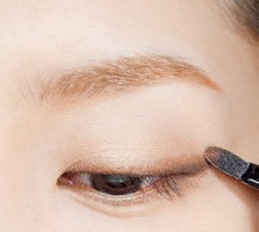 小清新诱惑眼线 红唇妆画出妩媚来