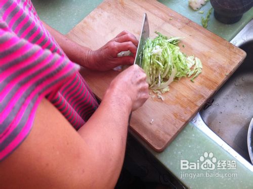 #我的拿手菜#教你烹饪美味的肉丝炒卷心菜