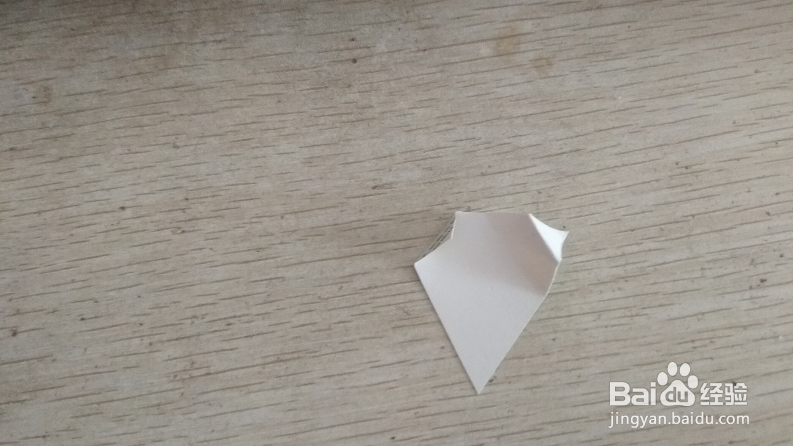 如何用一个三角形硬卡纸做简易的中性笔的支架