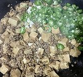 肉末豆腐葱花的做法