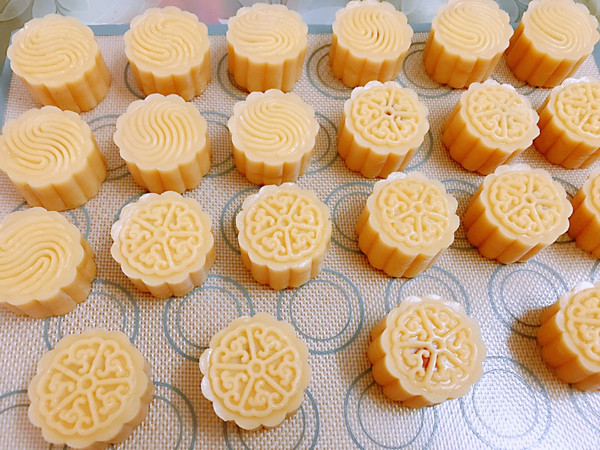 广式纯白莲蓉蛋黄月饼