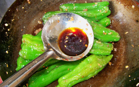 原汁虎皮烧辣椒的做法