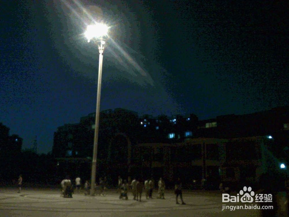 老年人在夜间散步抓拍孩子们在广场怎样玩