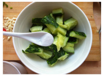 黄瓜皮蛋拌海蜇