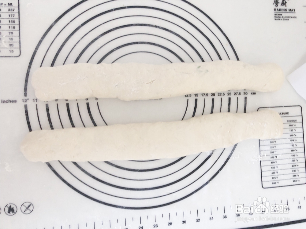 香气浓郁的芝士肉肠香葱面包