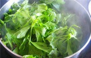 芹菜炒猪肉的做法