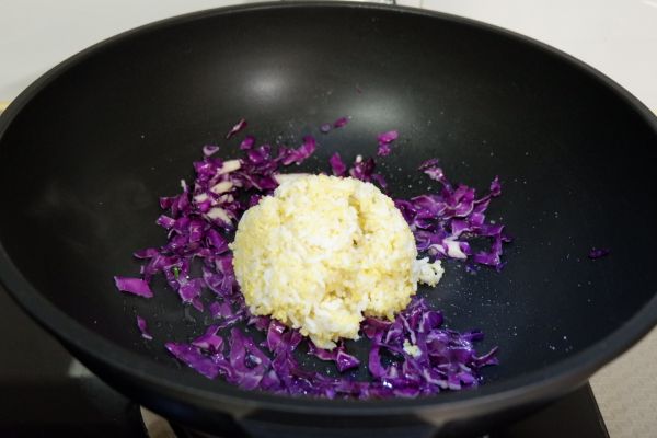 紫甘蓝炒二米饭