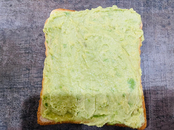 十分钟快手早餐牛油果鸡蛋三明治