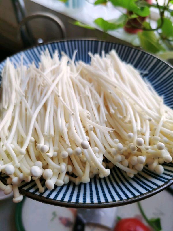 番茄浓汤烩金针菇